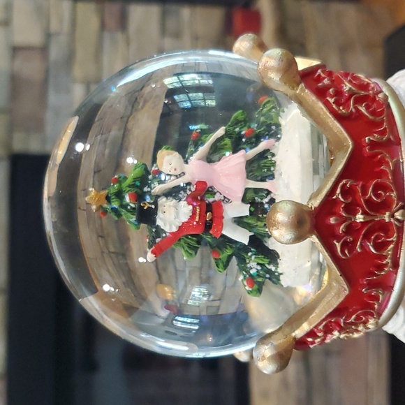 Gorgeous Musical Snowglobe Nutcracker-NWT - Picture 11 of 11